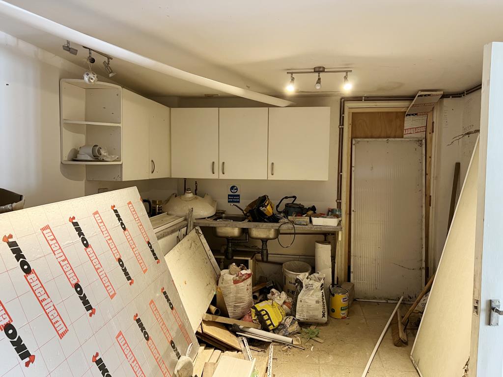 Lot: 167 - COMMERCIAL UNIT WITH RESIDENTIAL ACCOMMODATION ABOVE - Ground floor garage
